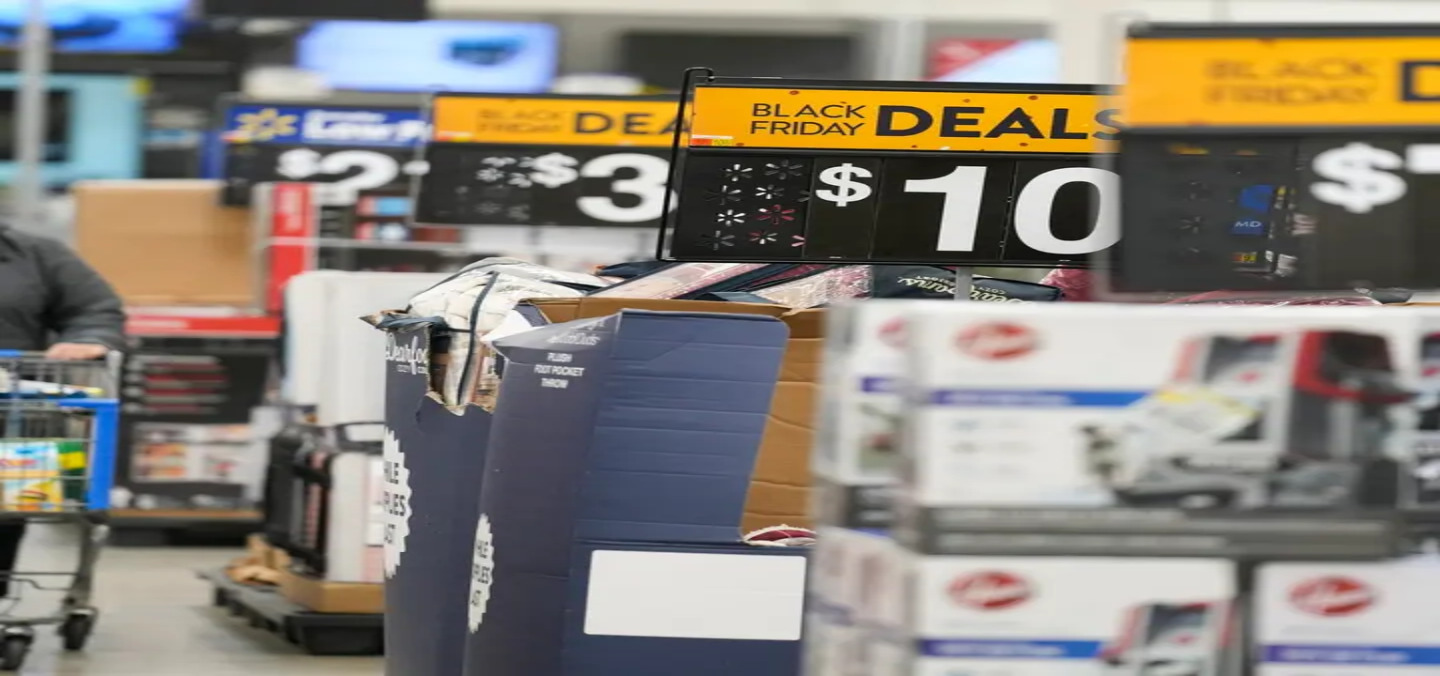 -ثقة المستهلكين الأميركيين تبلغ أدنى مستوياتها مع الإغلاق الحكومي