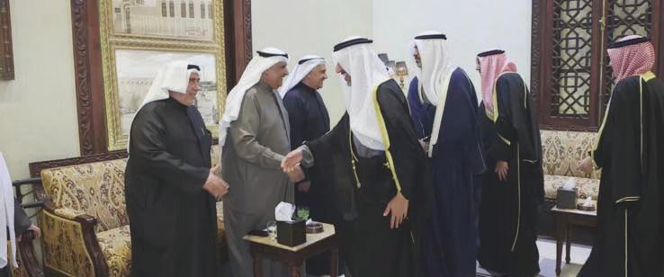 مجموعة من الشيوخ الكرام يهنئون