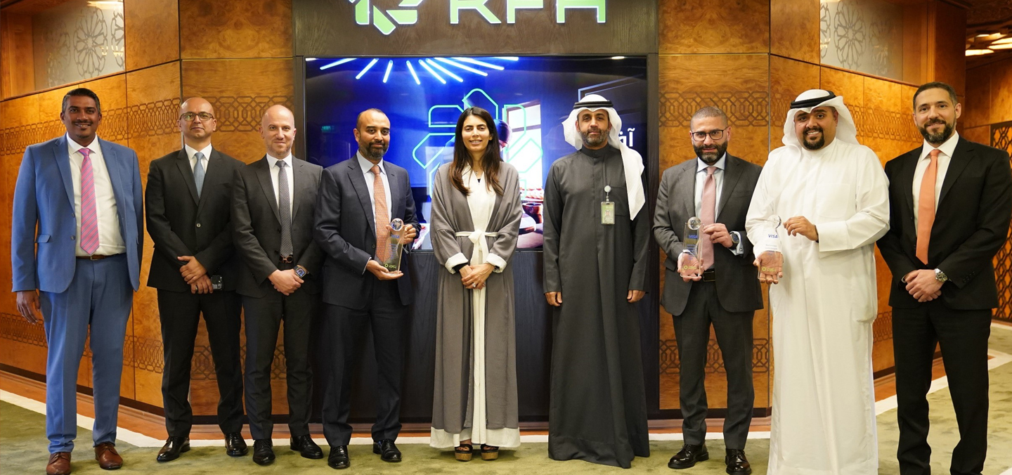 خالد الشملان مع مسؤولي بيت التمويل الكويتي وفيزا