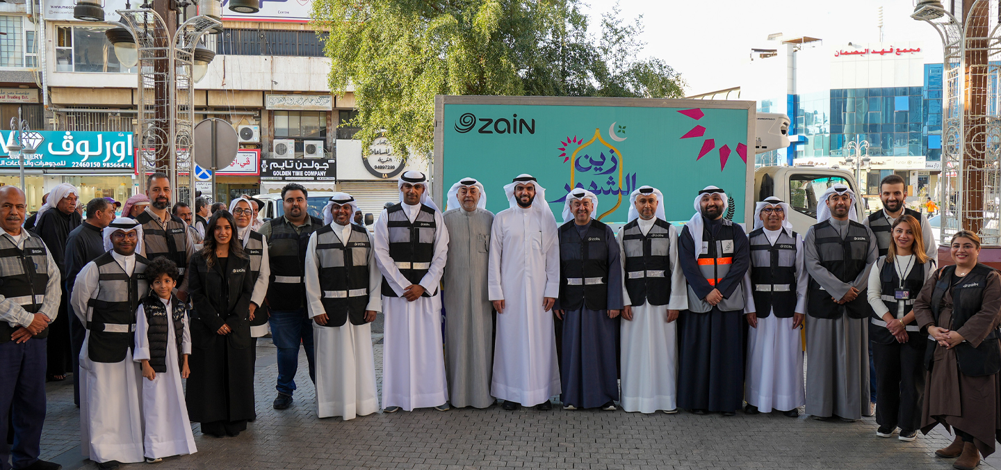 دعيج العود ووليد الخشتي وعمر الدمخي يتوسطون فريق زين"